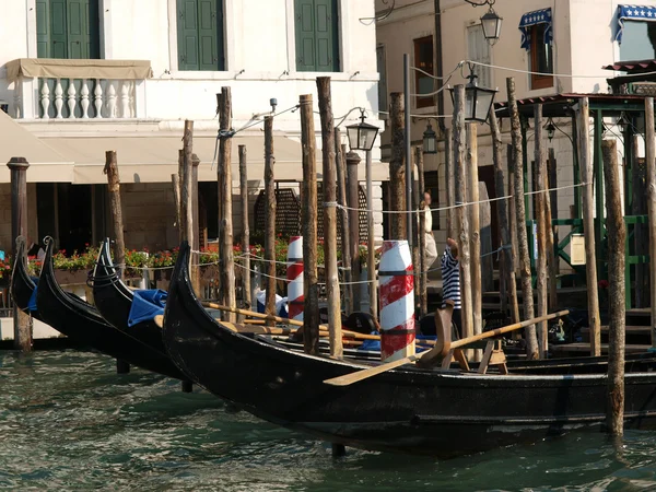 ヴェネツィア - 観光客を待っているゴンドラ — ストック写真