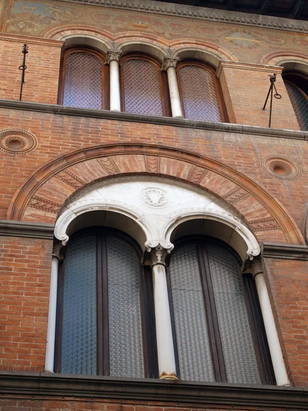 Gamla och antika italienska fönster — Stockfoto