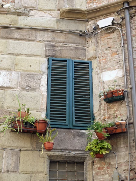 Staré a starobylé italské okno — Stock fotografie