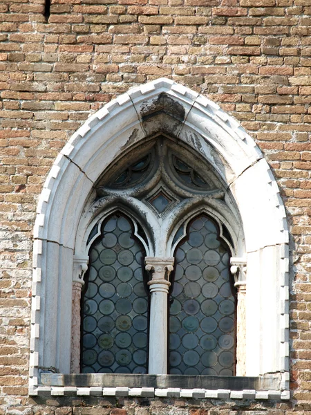 Una vieja y antigua hermosa ventana — Foto de Stock