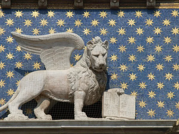 St mark - Venedik sembolü olan aslan — Stok fotoğraf
