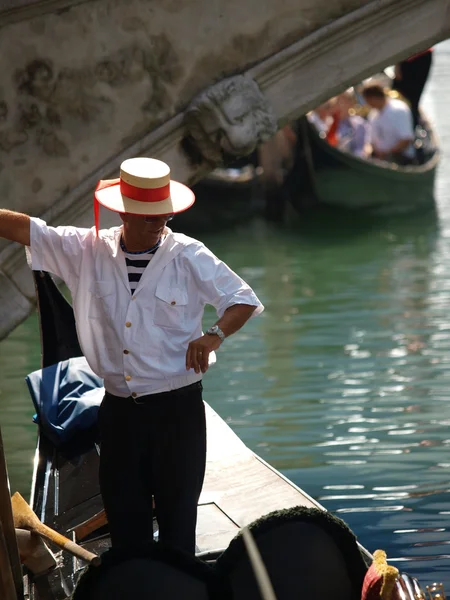 Gondolier - jednym z symboli Wenecji — Zdjęcie stockowe