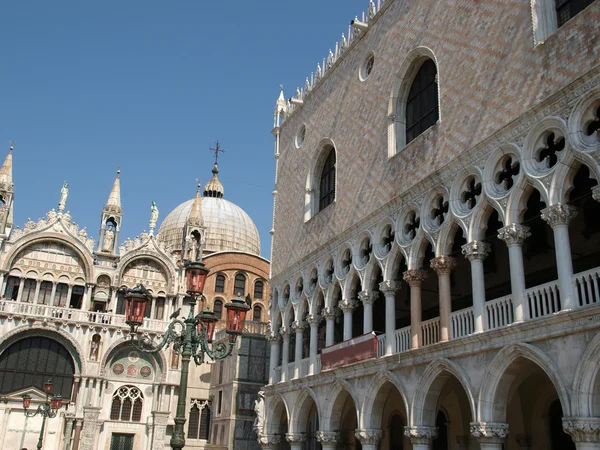 Benátky - Bazilika svatého Marka a Dóžecí palác — Stock fotografie