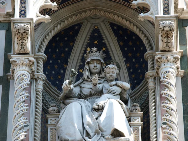 Florencie - Dosáhnout detailů na fasádě Duomo — Stock fotografie