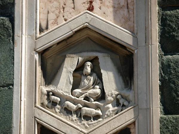 Florenz - Das sechseckige Relief auf dem Campanile des Giottos. Die sechseckigen Tafeln auf der unteren Ebene stellen die Geschichte der Menschheit dar, inspiriert von der Genesis. — Stockfoto