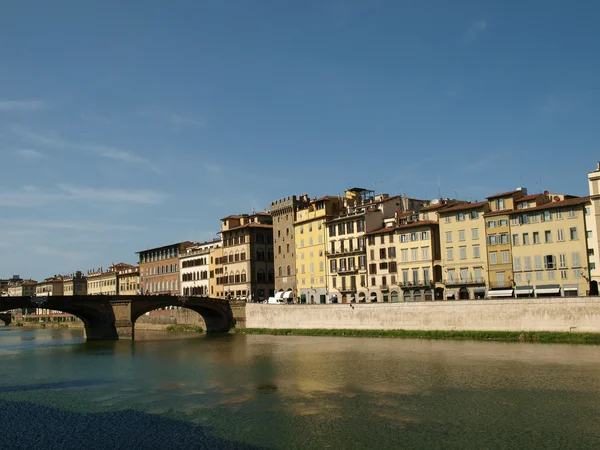 Florencia - edificios a lo largo del Arno Rive — Foto de Stock