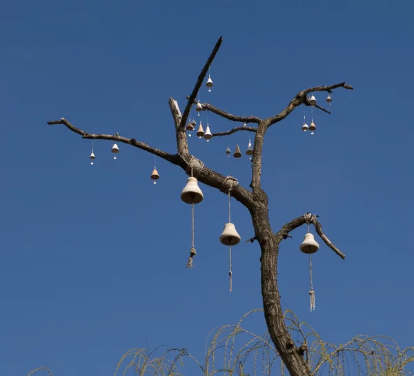Clopote pe copac — Fotografie, imagine de stoc
