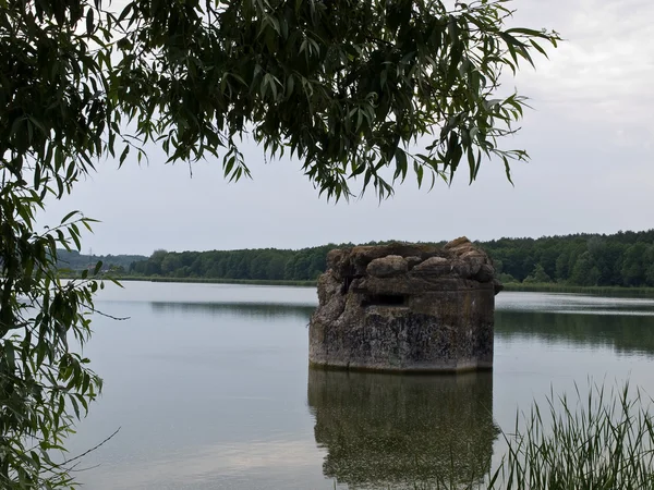 Бункер посреди озера . — стоковое фото