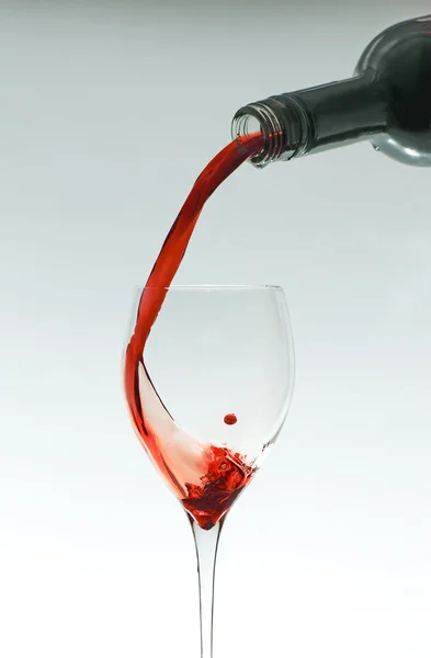 Bicchiere di vino e vino puring dalla bottiglia — Foto Stock