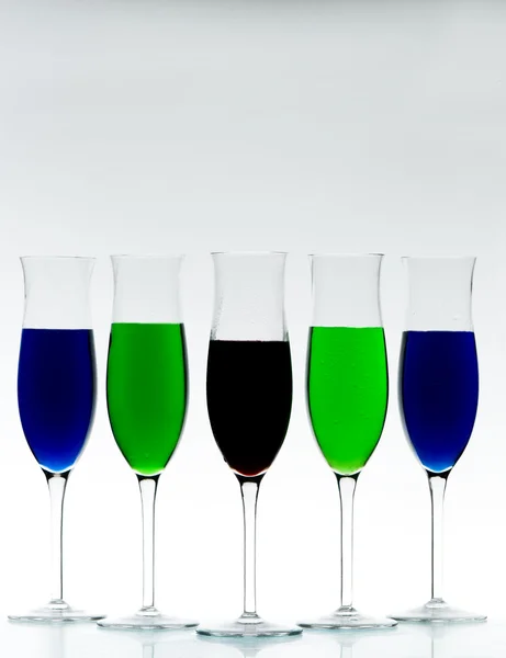 Cocktail mit verschiedenen Getränken in Gläsern — Stockfoto