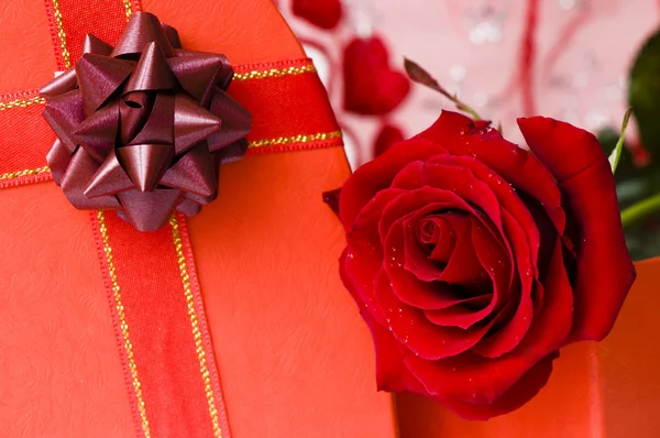 Dia Valentine rosa vermelha e fita — Fotografia de Stock