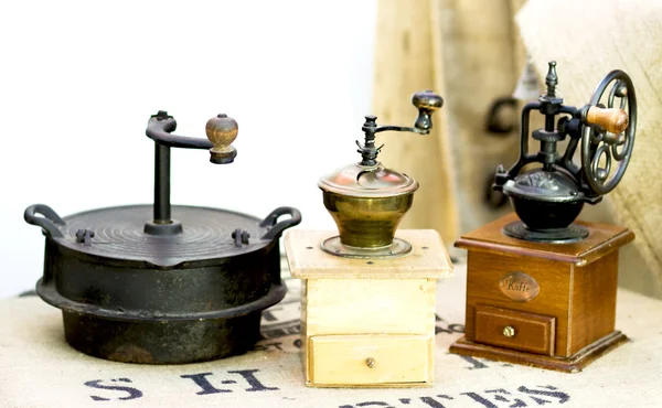 三个老咖啡研磨机 — 图库照片