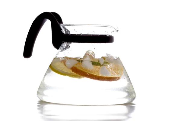 冰的心和柑橘在水罐 — 图库照片