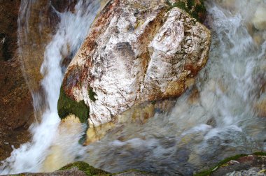 kahverengi taş çalışan brook temizleyin