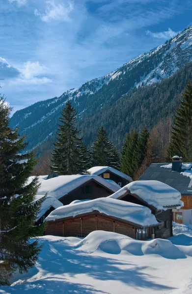 Casas típicas de madeira alpina — Fotografia de Stock