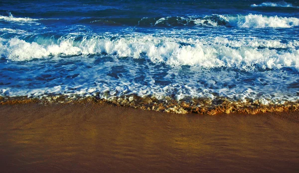 Línea de surf. Ondas azules vívidas — Foto de Stock