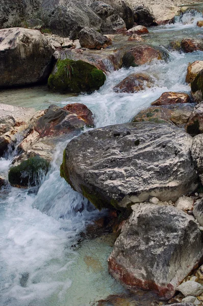 Ясный ручей рядом с черно-коричневыми камнями . — стоковое фото