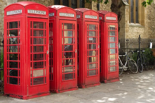 Červené telefonní budky v cambridge, Velká Británie — Stock fotografie