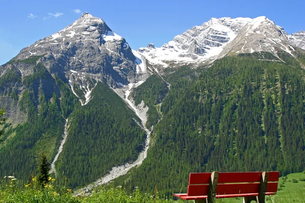 雪的山峰和一条长凳，放宽 — 图库照片