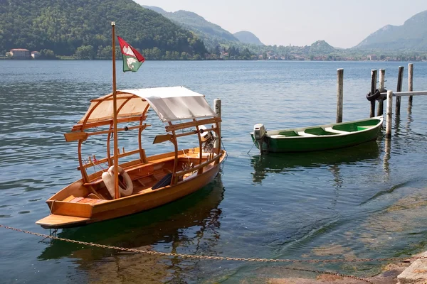 Träbåtar på sjön — Stockfoto