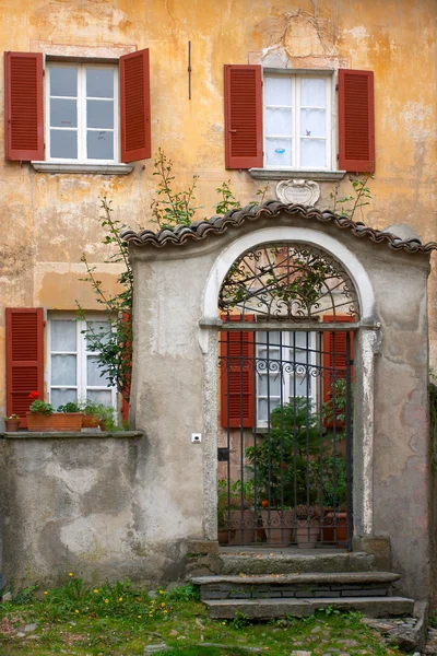 意大利风格房子入口 — 图库照片