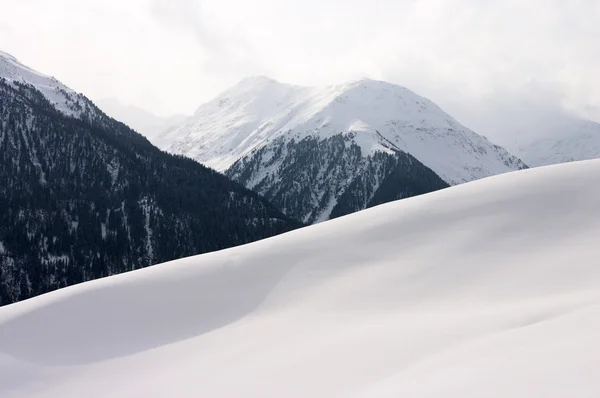 Śnieżny krajobraz górski — Zdjęcie stockowe