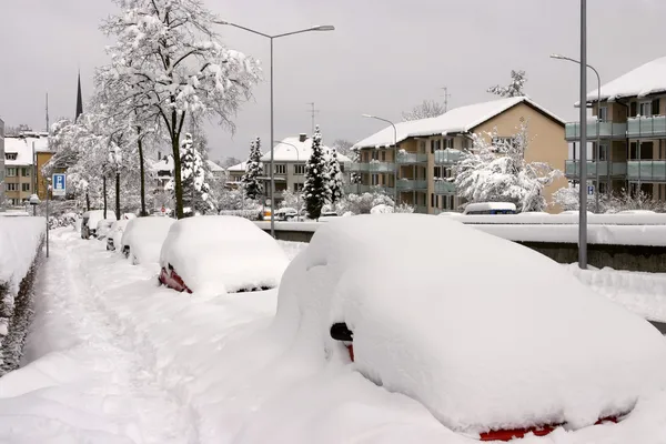Zaparkovaná auta pohřben pod sněhem — Stock fotografie