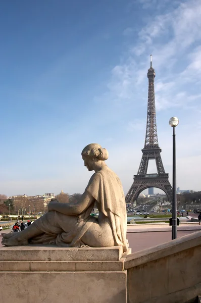 Eiffelturm mit einer Skulptur — Stockfoto