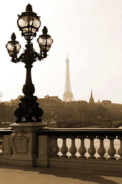Laternenpfahl auf der Brücke in Paris — Stockfoto