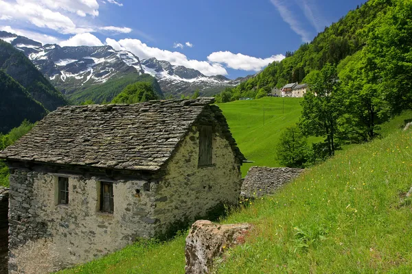 Casa in pietra invecchiata in Alpi svizzere — Foto Stock