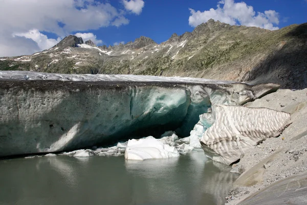 Aan de voet van de gletsjer rhone — Stockfoto