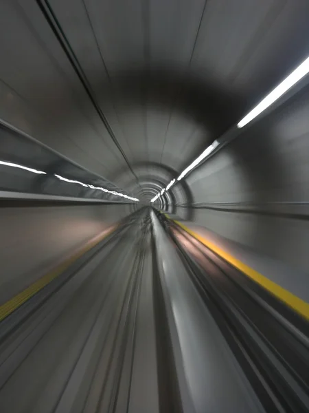 Metro tünel üzerinden hareket