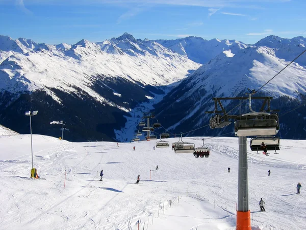 Piste im Skigebiet Davos. — Stockfoto