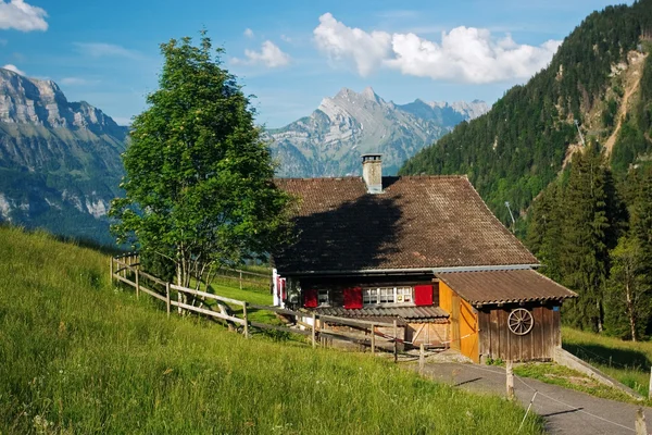 Casa de férias nas montanhas — Fotografia de Stock