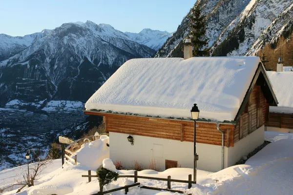 Kar kaplı evi — Stok fotoğraf