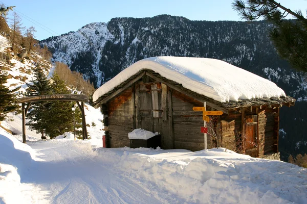 Eine schneebedeckte Berghütte — Stockfoto
