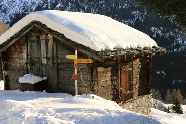 雪で覆われている山小屋 — ストック写真