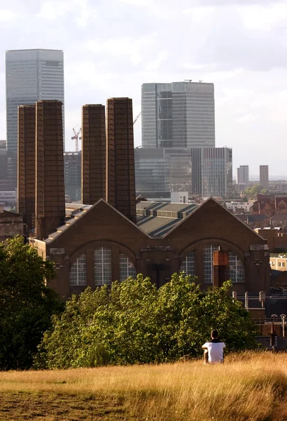 Ein Mann beobachtet die Londoner Innenstadt — Stockfoto