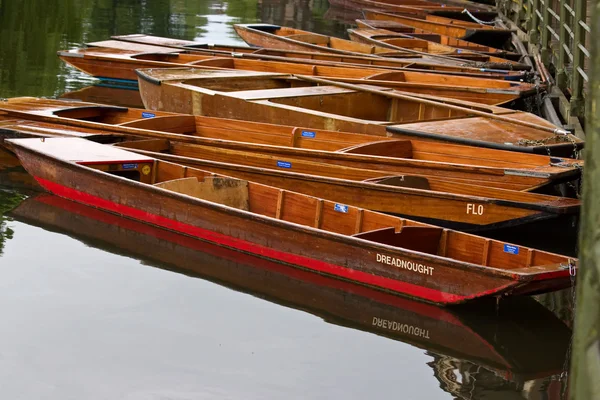 Drewnianych łódkach pychówkach zacumowane w cambridge — Zdjęcie stockowe