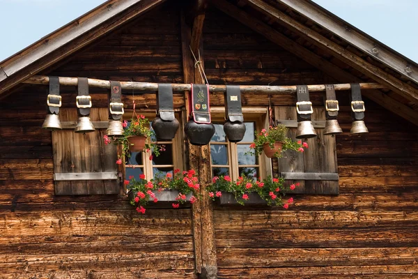 Ozdobny krowie dzwonki pod dachem — Zdjęcie stockowe
