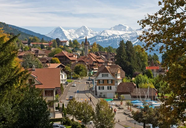 Ελβετικό χωριό με χιονισμένες κορυφές — Φωτογραφία Αρχείου