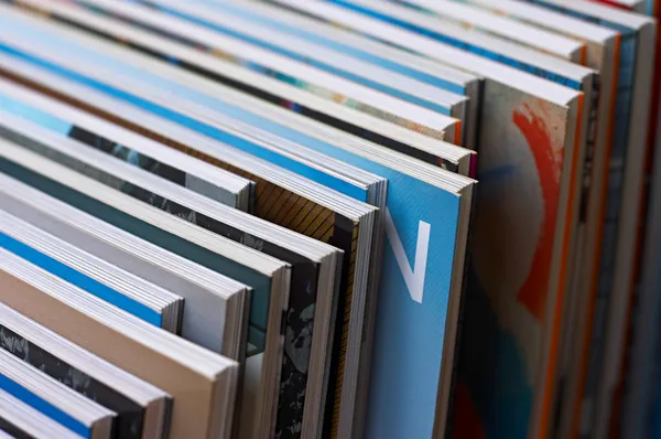 Diagonal raden av böcker — Stockfoto