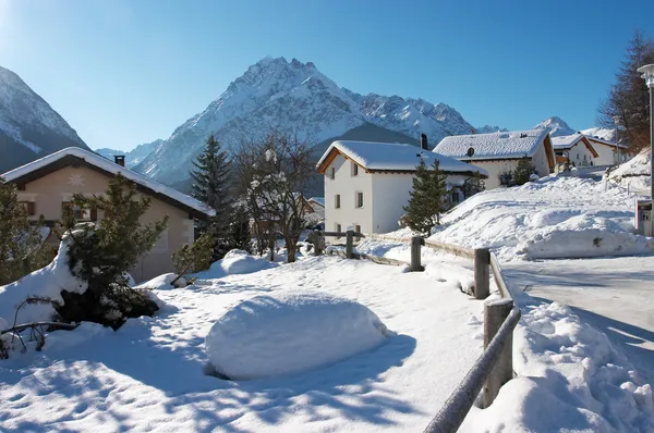 Vacker by i schweiziska Alperna — Stockfoto