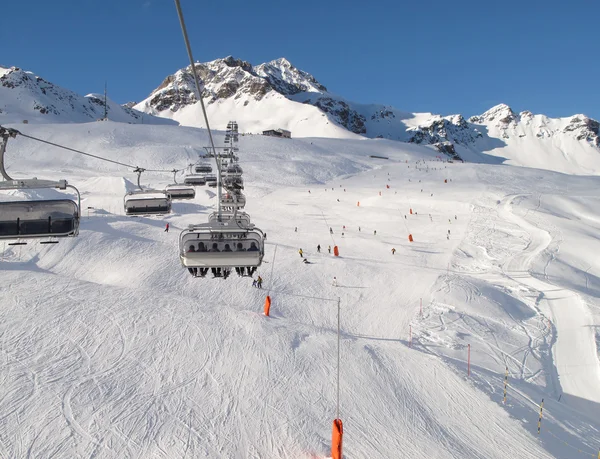 Silla-elevador de esquí con esquiadores —  Fotos de Stock