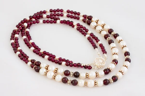 Garnet and pearl necklace over white — Stock Photo, Image