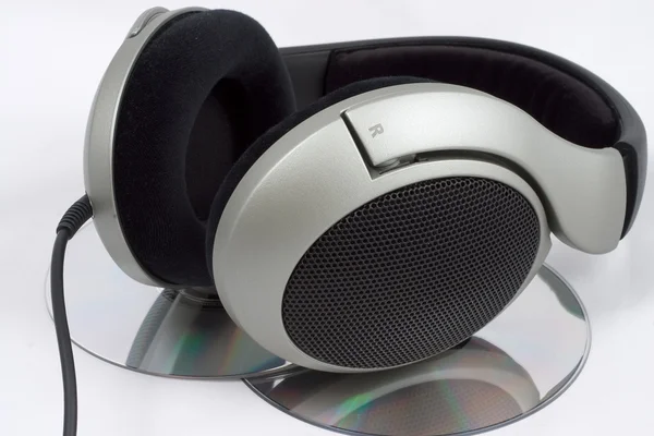 Hi-Fi-Kopfhörer und CDs über Weiß — Stockfoto