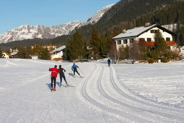 Crosscountry skiers on a track in Davos — Stock Photo, Image