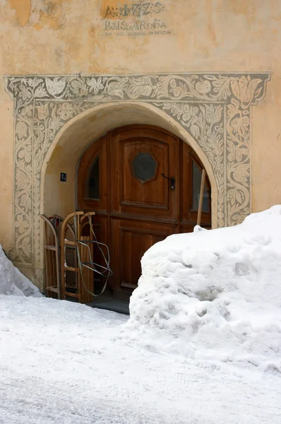 Tradycyjnie zdobione drzwi wejściowe — Zdjęcie stockowe