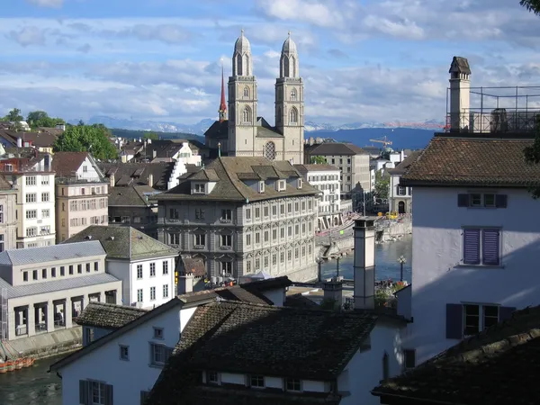 Centro de Zurich. Vista de Grossmunster . — Foto de Stock