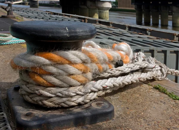Mooring bitt with a rope — Stock Photo, Image